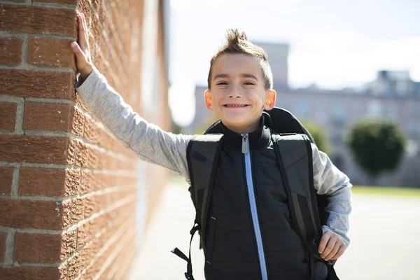 Um menino no recreio da escola — Fotografia de Stock