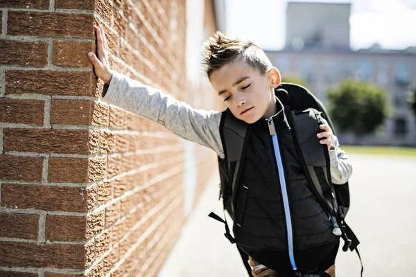 Un enfant garçon sur l'aire de jeux de l'école — Photo