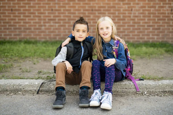 Dwie szkoły uczeń dziecko na szkolnym boisku — Zdjęcie stockowe