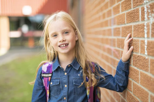 Un portrait de fille mignonne avec sac à dos en dehors de l'école — Photo