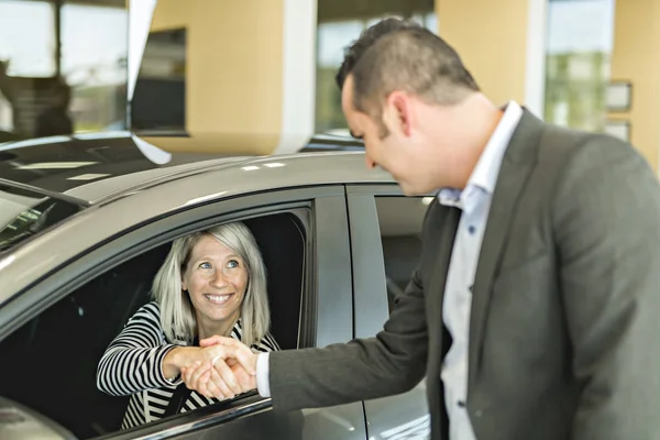 Επιχείρηση πωλητής αυτοκινήτων συνεργάζεται με τον πελάτη — Φωτογραφία Αρχείου