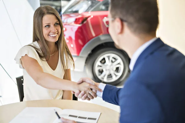 Vendedor de coches de negocios trabajando con el cliente — Foto de Stock