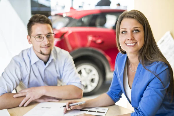 Dienstwagen-Verkäufer arbeitet mit dem Kunden — Stockfoto