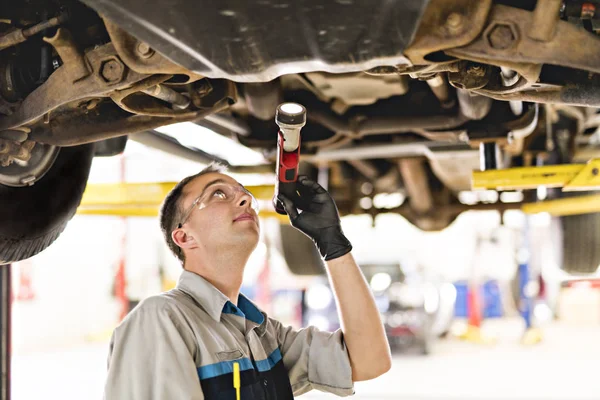 Schöner Mechaniker-Job in Uniform, der am Auto arbeitet — Stockfoto