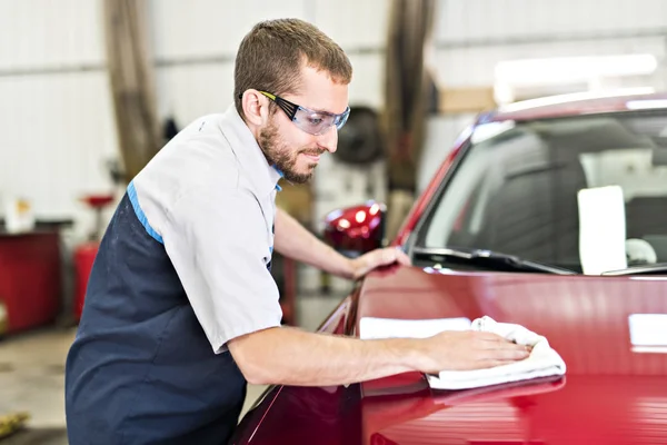 Man op het werk auto bij Autowassen schoonmaken — Stockfoto