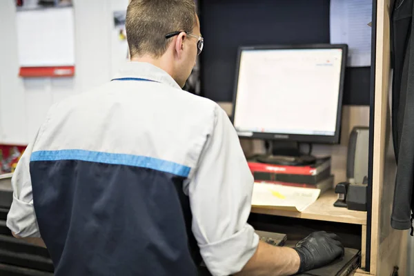 Mechanik profesjonalny samochód pracuje w auto naprawy przy użyciu komputera — Zdjęcie stockowe