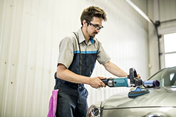 Man op het werk auto bij Autowassen wasachtige schoonmaken — Stockfoto