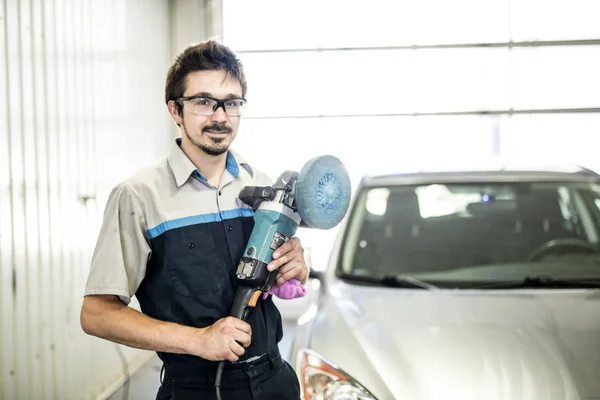 Man op het werk auto bij Autowassen wasachtige schoonmaken — Stockfoto