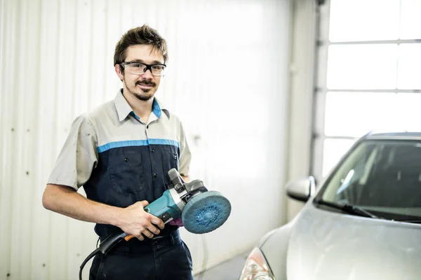 Man op het werk auto bij Autowassen wasachtige schoonmaken — Stockfoto