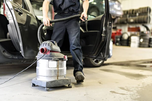 Mécanicien aspirant la voiture au garage — Photo