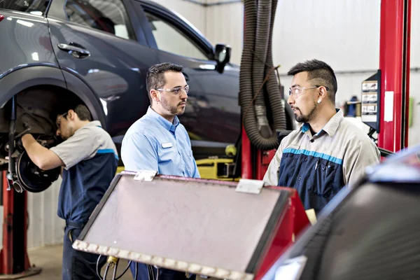 Przystojny mechaniki w jednolite pracę w auto serwis — Zdjęcie stockowe