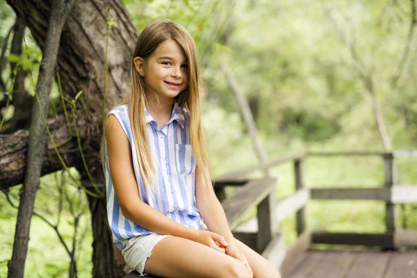 Portret van een gelukkig jong meisje buiten bos — Stockfoto