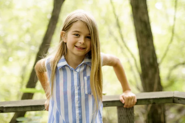 Portret van een gelukkig jong meisje buiten bos — Stockfoto