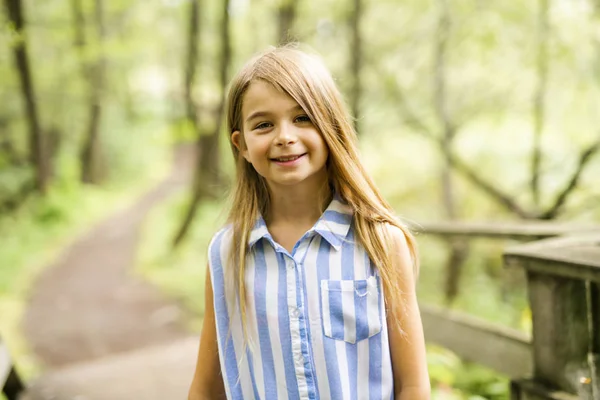 Ritratto di una giovane ragazza felice all'aperto foresta — Foto Stock