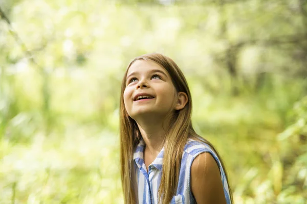 Portrait of a happy young girl outdoors forest — Stock Photo, Image