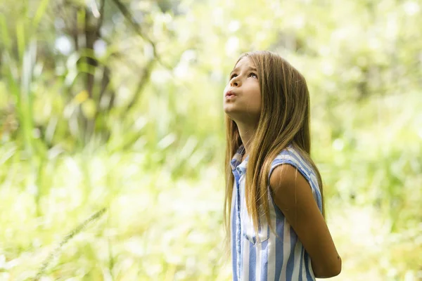 Portrait of a happy young girl outdoors forest — Stock Photo, Image