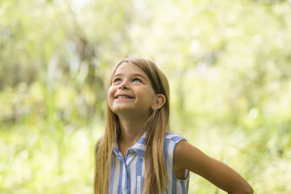 Portrét z lesa venku šťastná mladá dívka — Stock fotografie
