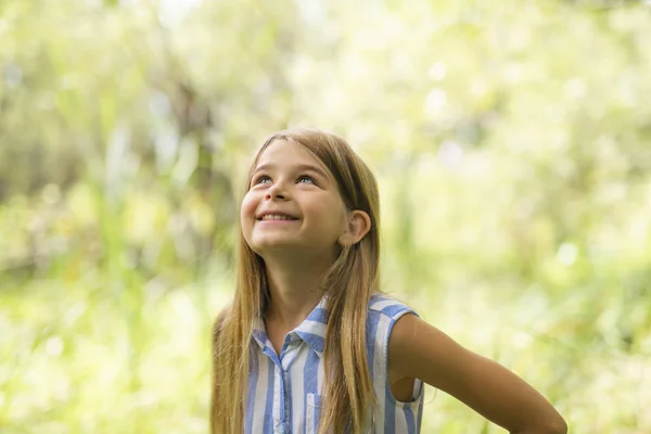 Porträtt av en lycklig ung flicka utomhus skog — Stockfoto