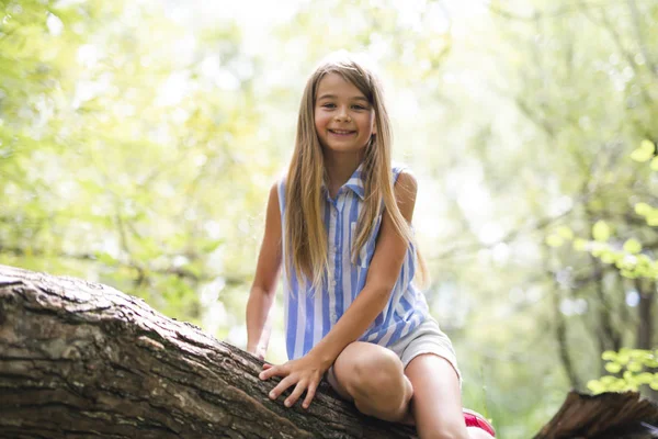 Ritratto di una giovane ragazza felice all'aperto foresta — Foto Stock