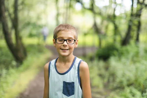 Porträtt av en lycklig ung pojke utomhus skog — Stockfoto