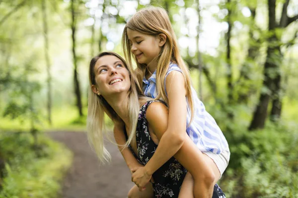 Porträt eines glücklichen jungen Mädchens im Freien Wald mit Babysitter — Stockfoto