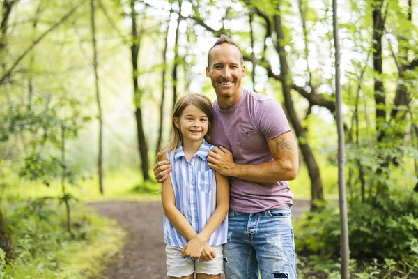 Far har roligt i skogen med sin dotter — Stockfoto