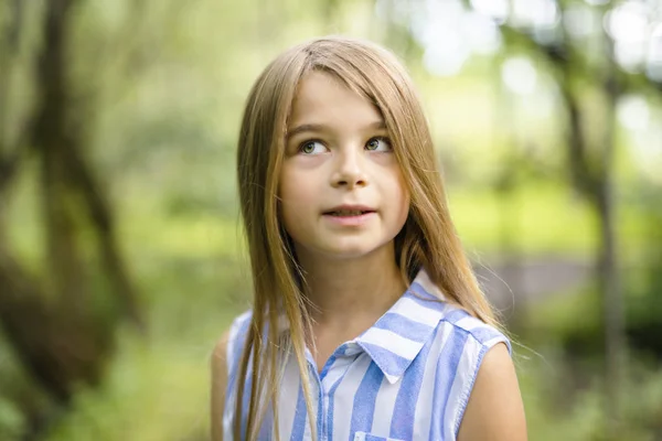 Portrait of a happy young girl outdoors forest — Stock Photo, Image