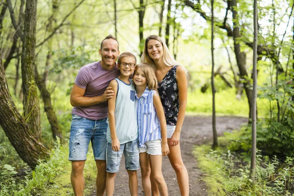 Glad ung familj i skogen att ha roligt tillsammans — Stockfoto