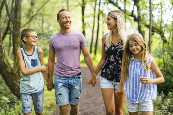 Glad ung familj i skogen att ha roligt tillsammans — Stockfoto