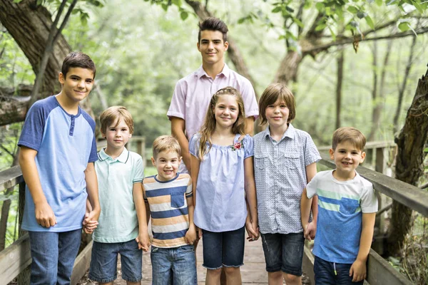 Kul tid för familjens barn i sommar skog — Stockfoto