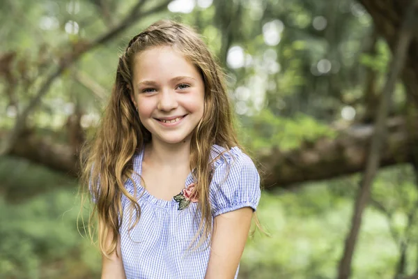 Ritratto di una giovane ragazza felice all'aperto foresta — Foto Stock