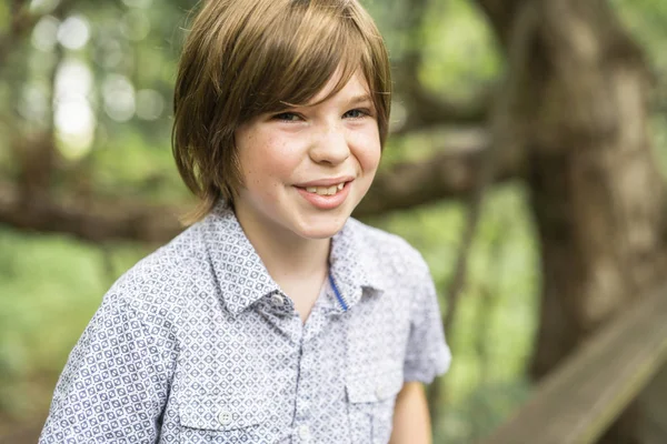 Porträtt av en lycklig ung pojke utomhus skog — Stockfoto