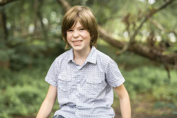 Portret van een gelukkige jongen openlucht bos — Stockfoto
