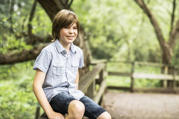 Portrét z lesa venku šťastný mladý chlapec — Stock fotografie