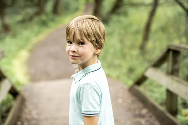 Retrato de un joven feliz al aire libre bosque — Foto de Stock