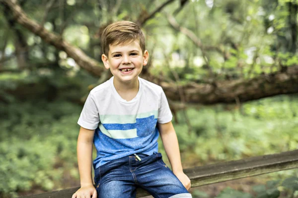 Retrato de un joven feliz al aire libre bosque —  Fotos de Stock