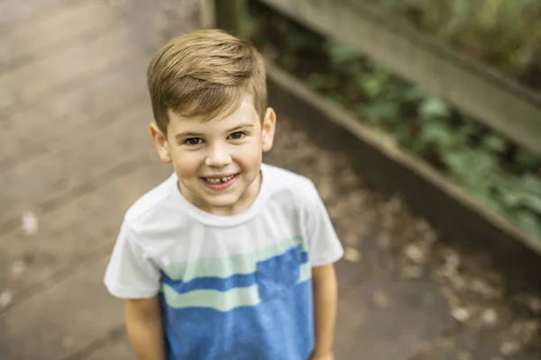 Porträtt av en lycklig ung pojke utomhus skog — Stockfoto