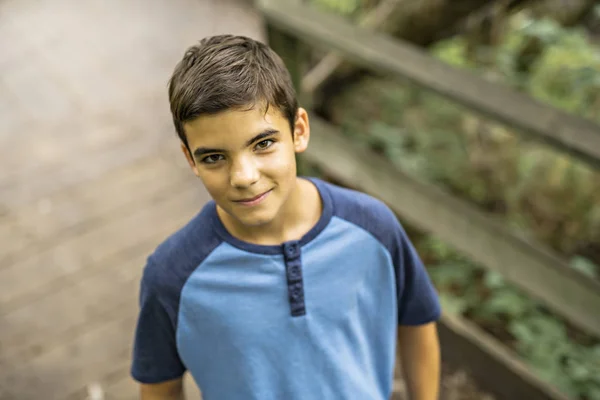 Портрет мальчика на природе в лесу — стоковое фото