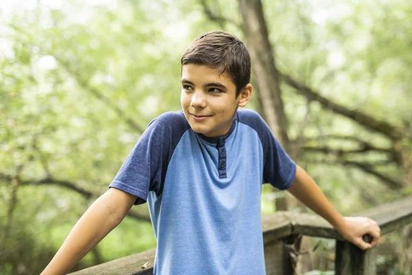Portret van een jongen buiten in het bos — Stockfoto
