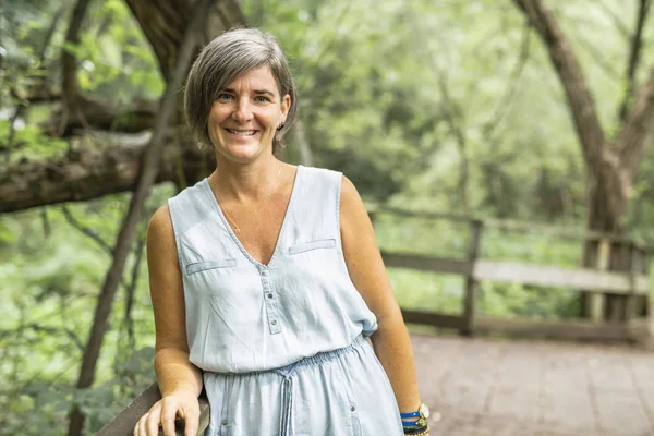 Vrouw op het bos op zomerseizoen — Stockfoto