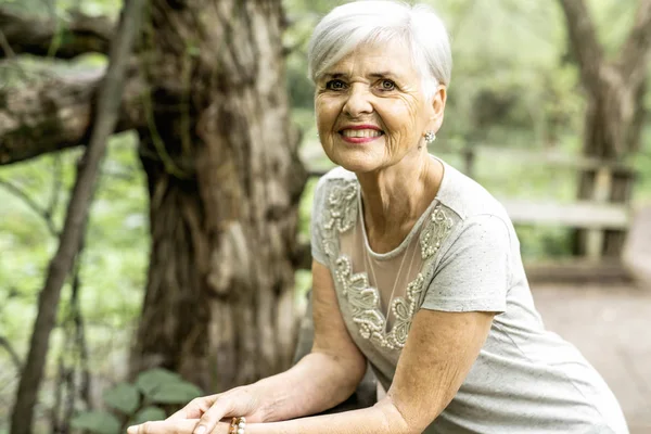 Пожилая женщина в красивом лесопарке — стоковое фото