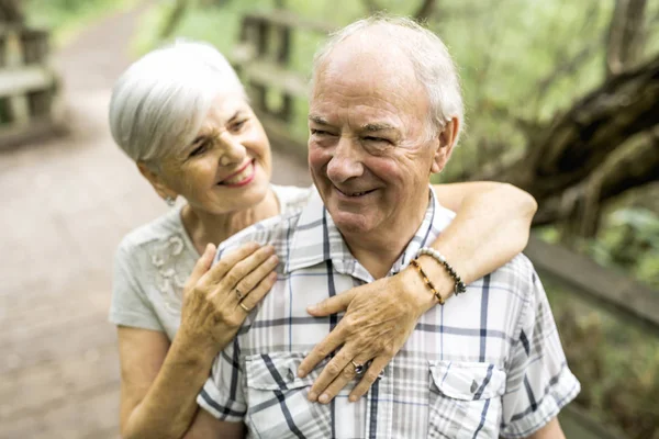 Feliz velho casal caucasiano idosos em um parque — Fotografia de Stock
