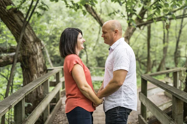 Casal Abraçando Outro Tendo Passeio Floresta Verão — Fotografia de Stock