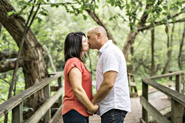 Paar umarmt sich beim Spaziergang im Sommerwald — Stockfoto