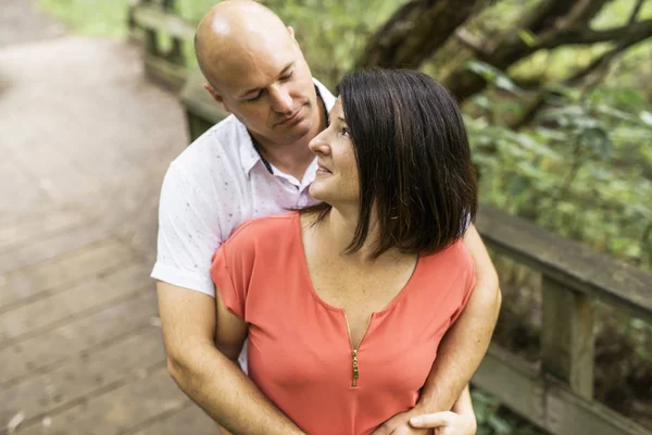 Pareja abrazándose teniendo caminar en el bosque de verano —  Fotos de Stock