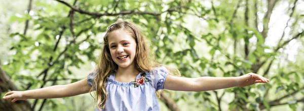 Vyvážený portrét z lesa venku šťastná mladá dívka — Stock fotografie