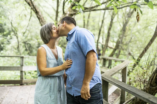 Pareja abrazándose teniendo caminar en el bosque de verano — Foto de Stock