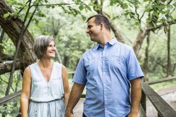 Casal abraçando uns aos outros tendo passeio na floresta de verão — Fotografia de Stock