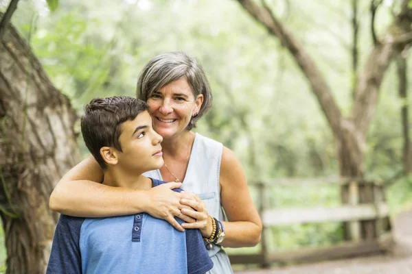 Mutter und ihr Sohn im Sommerparkwald — Stockfoto