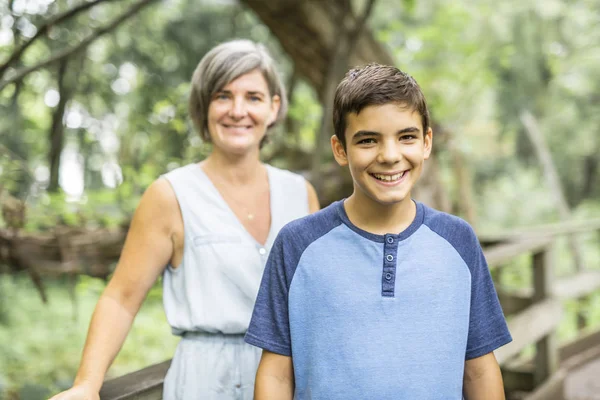 Мать и ее сын в лесу летнего парка — стоковое фото
